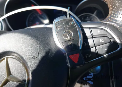 2015 Mercedes-Benz C 300 4Matic z USA, uszkodzony, nr VIN 55SWF4KB1FU089276